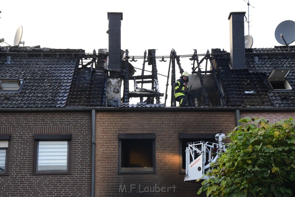 Feuer 2 Vollbrand Reihenhaus Roggendorf Berrischstr P178.JPG - Miklos Laubert